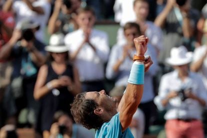 Nadal alza los brazos tras ganar la semifinal.