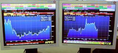Pantallas que muestran la evolución del IBEX 35. EFE/Archivo