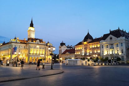 La Capital Europea de la Juventud en 2019 será Novi Sad, la segunda ciudad de Serbia. Elegante y sencilla, del 4 al 7 de julio acogerá la 20ª edición del potente festival EXIT en la renovada ciudadela de Petrovaradin, y el destartalado barrio conocido como China Town se está transformando en una zona de cultura alternativa. Novi Sad es una ciudad joven, con más de 80.000 estudiantes de diversas nacionalidades, y aunque domina la arquitectura austrohúngara, el ambiente es mediterráneo (se la conoce como la Atenas serbia). La formidable ciudadela barroca de Petrovaradin cuenta con talleres de artesanía y 16 kilómetros de inquietantes laberintos subterráneos. Una ciudad a descubrir al borde del Danubio.