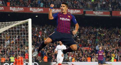 Luis Suárez festeja su tanto al Sevilla.