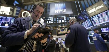 Varios agentes de la Bolsa de Nueva York trabajan durante la jornada en Nueva York, Estados Unidos.