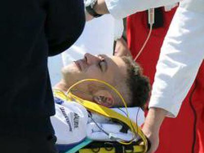 El piloto Valentino Rossi es evacuado en camilla