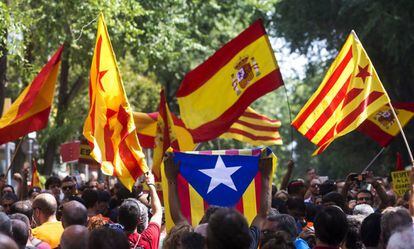 Independentistas y unionistas en una manifestación en Barcelona.