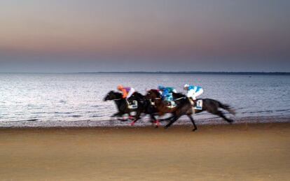 Carreras de caballos en la playa de Sanl&uacute;car de Barrameda, en C&aacute;diz.