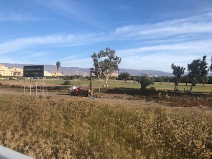 Terreno de una de las urbanizaciones del Grupo 21 sin construir, en Roquetas de Mar (Andalucía). Imagen cedida.