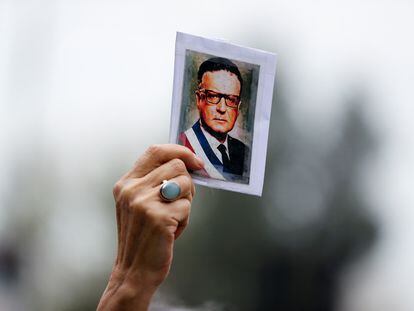 Una mujer sostiene una imagen de Salvador Allende durante una manifestación en Santiago, el pasado 10 de septiembre.