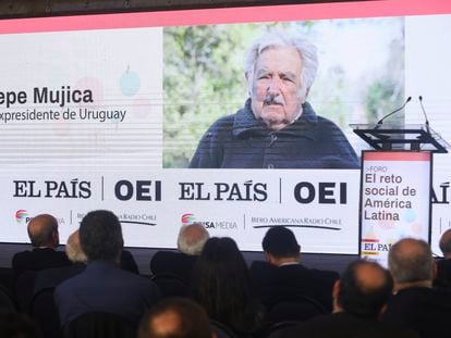 José Mujica, expresidente de Uruguay, durante su participación en el foro 'El reto social de América Latina' en Santiago de Chile, este viernes.