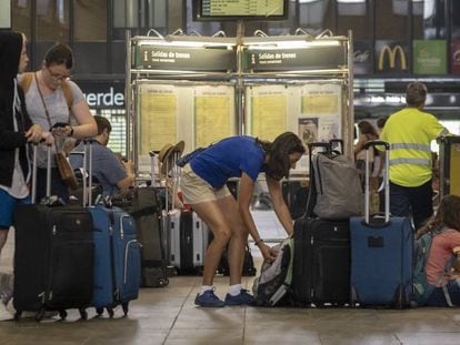 Pasajeros en la estación de Santa Justa en Sevilla este lunes durante el día de huelga en Renfe. 