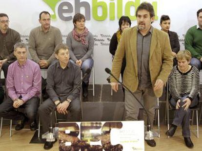 Pello Urizar, de pie, este domingo en Bilbao, junto a miembros de EH Bildu.