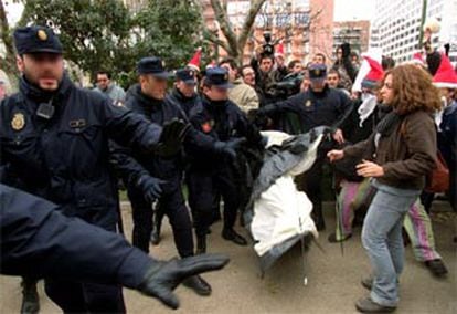 La policía impide que los universitarios monten sus tiendas de campaña en la Castellana (Madrid).