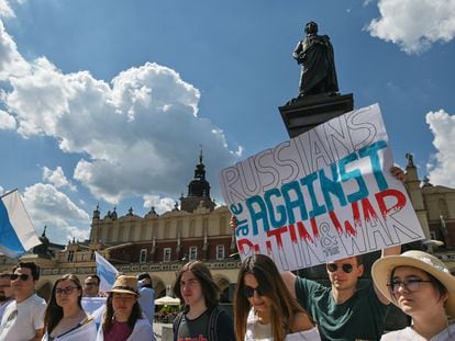 Miembros de la diáspora rusa en Cracovia, Polonia, protestan contra la ofensiva de Putin en Ucrania, el pasado 12 de junio.