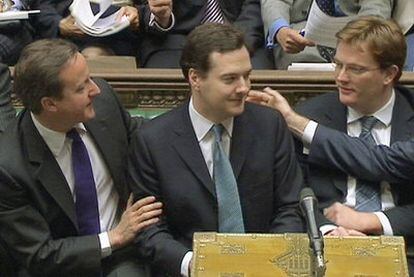 De izquierda a derecha, el primer ministro británico, David Cameron; el canciller del Exchequer, George Osborne; y el secretario del Tesoro, Danny Alexander.