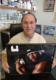 Conte, en su empresa, con una foto de Barry Bonds, uno de sus clientes.