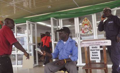 Un treballador pren la temperatura a un home abans d'entrar en un edifici governamental, ahir a Libèria.