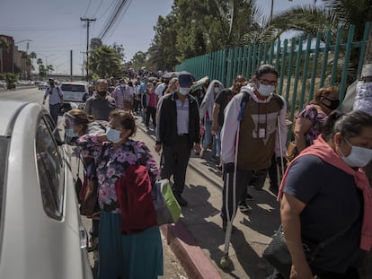 Decenas de personas esperan en fila para ser vacunadas contra la covid-19 en Tijuana, Baja California, el pasado 12 de junio.