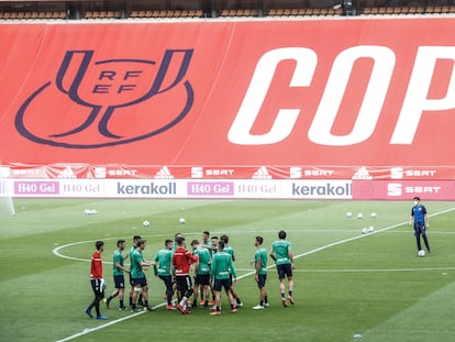 Los jugadores de la Real, durante el último entrenamiento en La Cartuja. / ALEJANDRO RUESGA