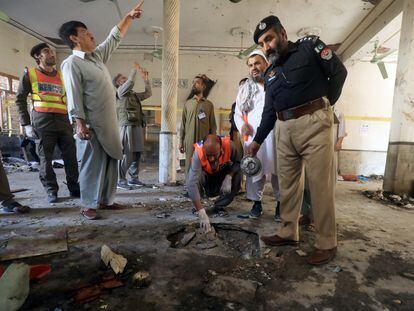 La policía toma muestras en el seminario islámico de Peshawar (Pakistán) donde se produjo la explosión este martes.