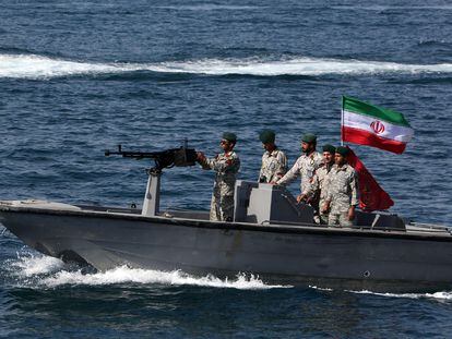 Soldados iraníes participan en abril de 2019 en una exhibición en sus aguas territoriales.