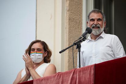 La alcaldesa de Barcelona, Ada Colau, junto al presidente de Òmnium, Jordi Cuixart, durante el pregón de la fiestas de Gràcia.