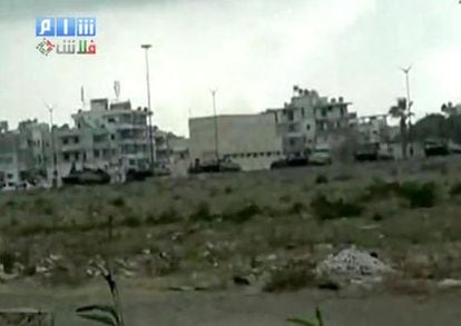 Un fila de vehículos militares recorre una carretera de la localidad de Latakia, según muestra esta imagen tomada por un videoaficionado y difundida por la cadena Shams News Network.