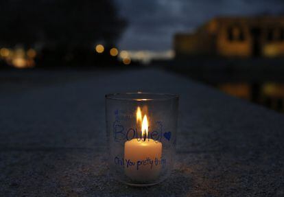 Una vela en recuerdo a David Bowie en el Templo de Debod en Madrid (España).