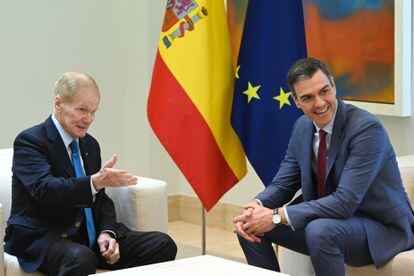 El presidente del Gobierno, Pedro Sánchez, junto a Bill Nelson, este martes en una reunión en el palacio de La Moncloa.