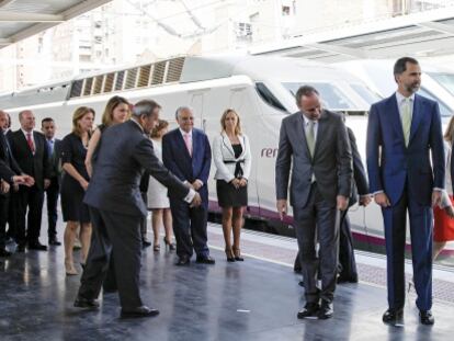 La alcaldesa de Alicante, Sonia Castedo, en el centro a la izquierda de Juan Cotino, estuvo alejada del presidente del Gobierno, Mariano Rajoy.