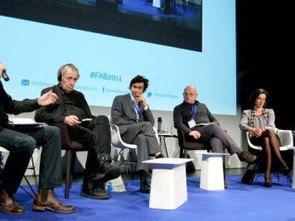 David Trueba, el primero por la izquierda, modera uno de los debates del Forum d´Avignon Bilbao. 