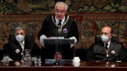 El presidente saliente del Tribunal Constitucional, Juan José González Rivas (centro), pronuncia un discurso durante la toma de posesión de los nuevos cuatro jueces del órgano, este jueves.