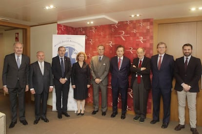 De izquierda a derecha: Juan Carlos Estévez, Manuel Aragón, Franscisco Javier Lara, María Emilia Adán, José María Alonso, Javier Cremades, Javier Solana, José Luis Lledó y Alberto Cabello. 