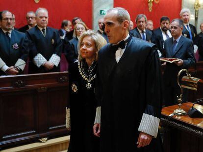 Alejandro Luzón y la ex fiscal general Consuelo Madrigal en la toma de posesión del primero.