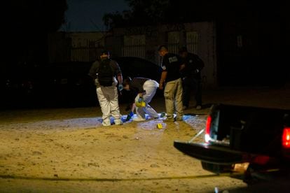 Servicios Periciales de Gobierno del Estado de Baja California en la escena de un crimen en Tijuana, el 18 de agosto.