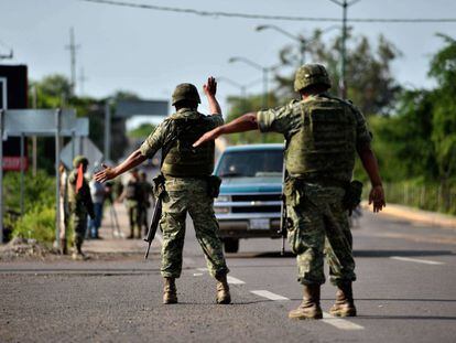 Soldados paran un veh&iacute;culo en una autopista de Badiraguato, Sinaloa, la tierra natal del capo Joaqu&iacute;n &#039;Chapo&#039; Guzm&aacute;n.