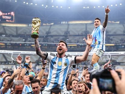 Lionel Messi celebrando con la Copa del Mundo, después de la final del Mundial 2022.
