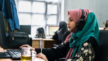 Trabajadoras de Radio Begum, en Kabul, una emisora de mujeres.