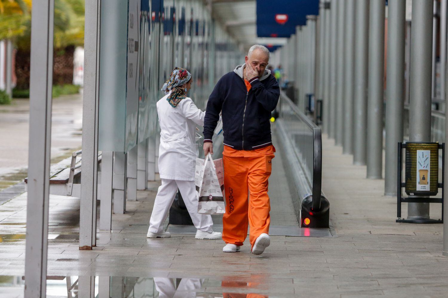 Un sanitario camina por el interior del Hospital temporal de la Comunidad de Madrid habilitado en IFEMA para pacientes con coronavirus, en Madrid a 31 de marzo de 2020.