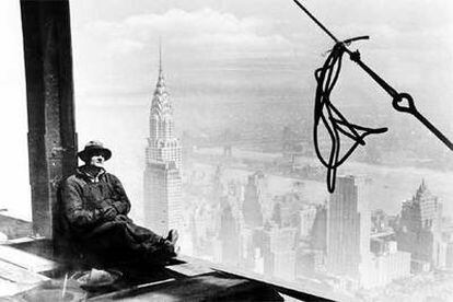 24 de septiembre de 1930. Un obrero, con el Chrysler a su izquierda, hace un descanso en la construcción del Empire.