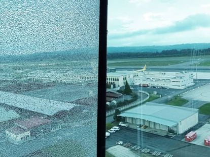 Uno de los cristales de la torre de control del aeropuerto de Santiago.