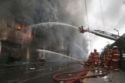 Un grupo de bomberos trata de apagar el incendio en Lima, el pasado 23 de junio.