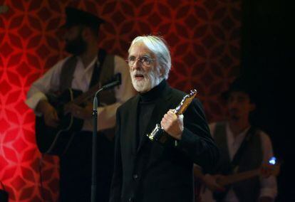 El director Michael Haneke con el galardón al mejor director, por 'Amor'.