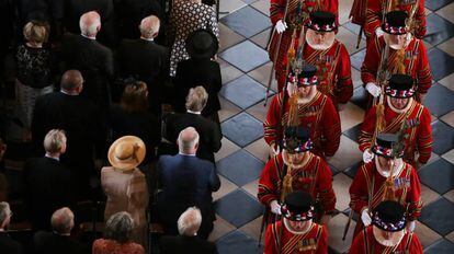 Los alabarderos de la Casa Real participan en un servicio en la Catedral de San Pablo, en Londres.