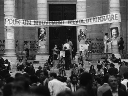 La universidad de La Sorbona, ocupada por los estudiantes en mayo de 1968, París, Francia.