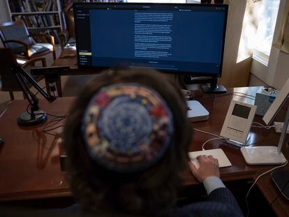 El rabino Joshua Franklin utiliza el programa de inteligencia artificial Chat GPT, en su oficina de Nueva York, el 10 de febrero de 2023.