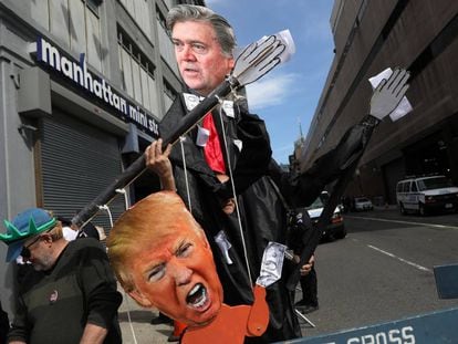 Una marioneta de Steve Bannon y Donald Trump en las protestas contra el presidente en Nueva York. 