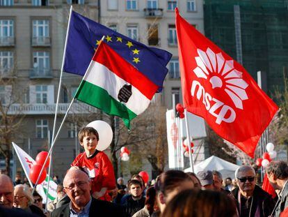 Partidarios del socialista Gergely Karacsony en un mitin este viernes en Budapest.