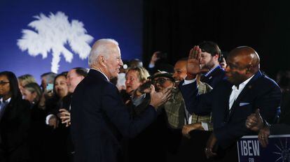Joe Biden saludando en un mitin.