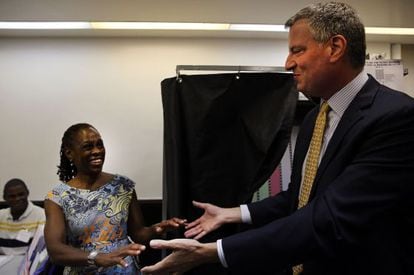 Bill de Blasio deposita su voto en un colegio de primaria de Nueva York.