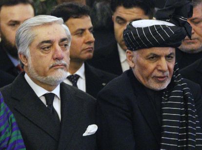 El presidente afgano Ashraf Ghani (a la derecha) y su rival político Abdullah Abdullah, durante un funeral el año pasado.