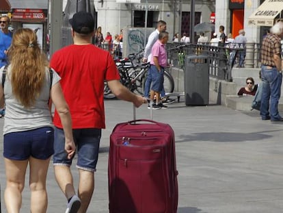 Turistas con maletas en el centro de Madrid.