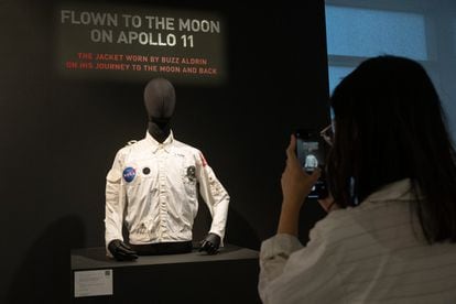 La chaqueta que el astronauta Buzz Aldrin llevó en el primer viaje del hombre a la luna se ha vendido por un precio récord de 2,73 millones de euros en una subasta de Sotheby’s, el más alto alcanzado por un objeto espacial estadounidense. No se han filtrado los datos del comprador de esta pieza única, la más emblemática de los 69 objetos que forman la colección del propio Aldrin, que formaron parte de aquella misión histórica del Apolo 11 a la luna o del Gemini 12, la nave donde Aldrin dio sus primeros paseos espaciales, así como medallas y condecoraciones obtenidas por el astronauta a lo largo de su vida.